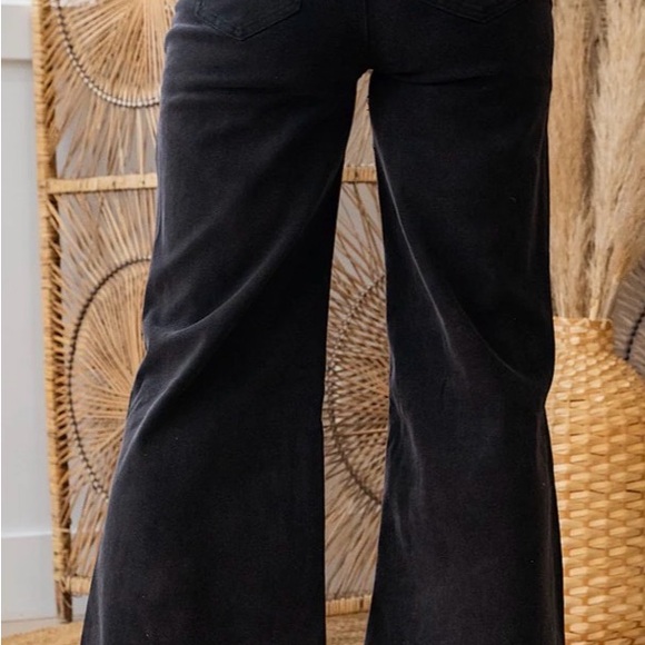 Zenana Outfitters Black Ankle Jeans
Mae Black - Picture 3 of 8